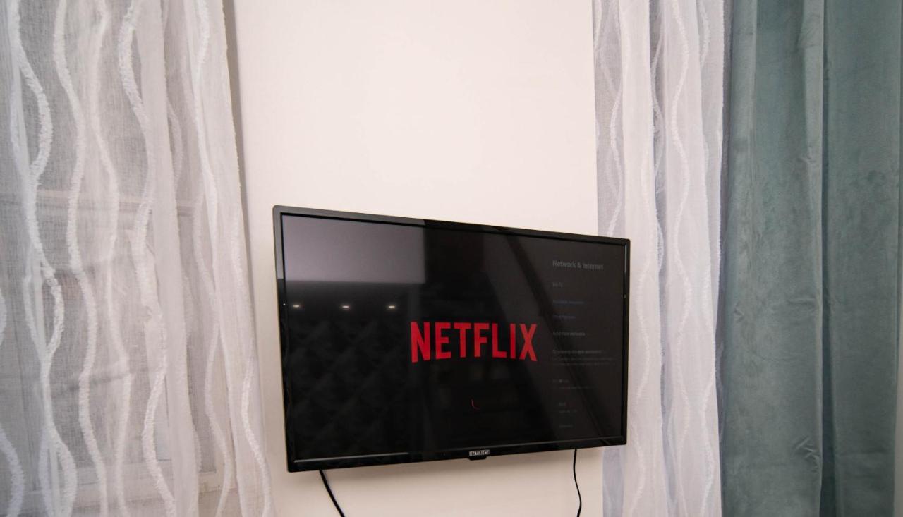Free Parking! Linden Apartment, Ac, Smart Tv, Wifi Budapest Luaran gambar